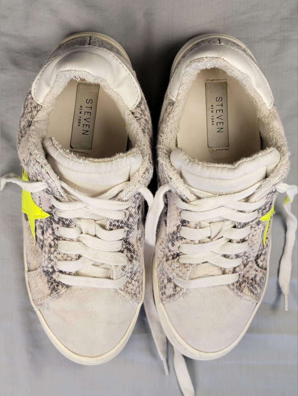 Steven New York Reeves White Gray Snake Star Low Top Athletic Sneakers